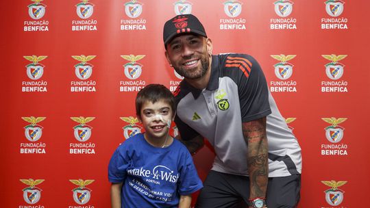 A criança que se emocionou ao conhecer os jogadores do Benfica (vídeo)