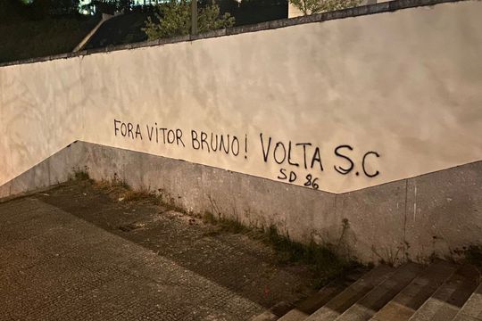 «Fora Vítor Bruno! Volta Sérgio Conceição»: muros perto do estádio vandalizados