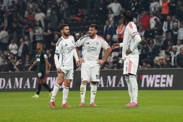 Rafa Silva ao lado de Kokçu no Besiktas, ambos ex-Benfica