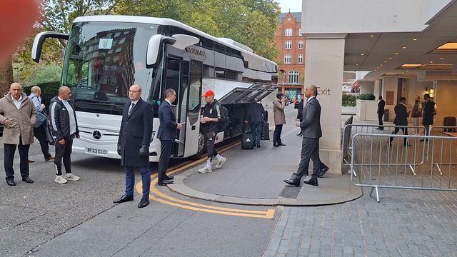 Comitiva do Benfica à saída do hotel em Londres