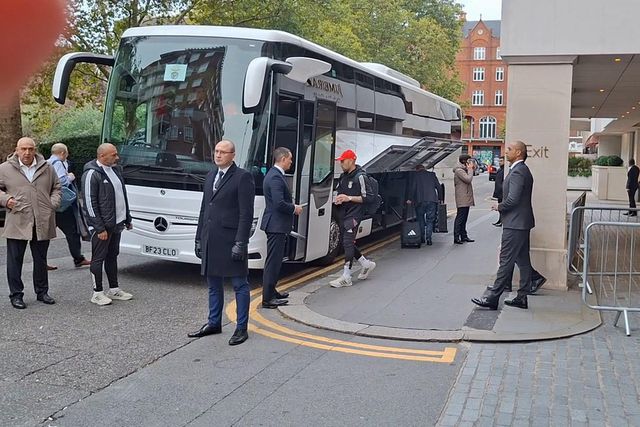 Comitiva do Benfica à saída do hotel em Londres
