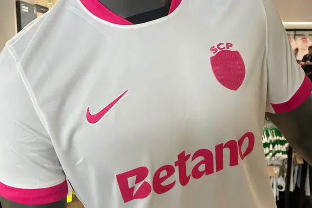 Camisolas à venda na loja oficial do clube de Alvalade