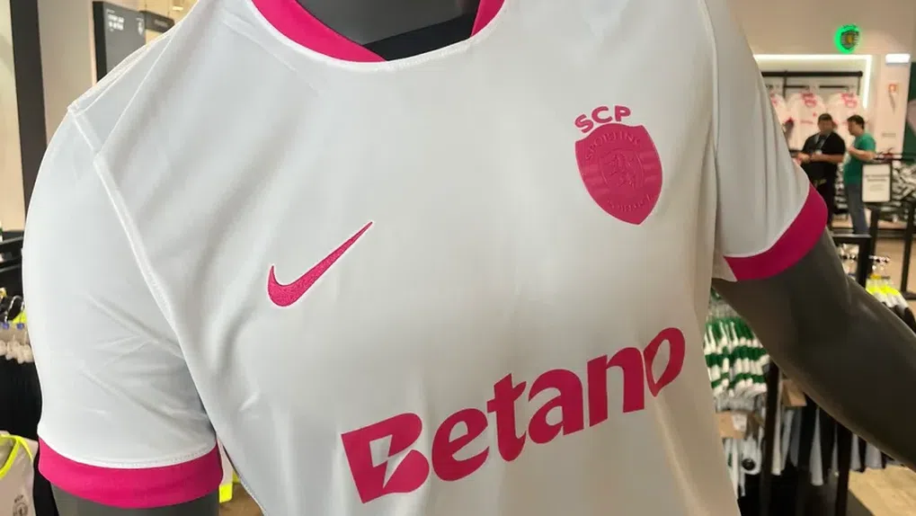 Camisolas à venda na loja oficial do clube de Alvalade