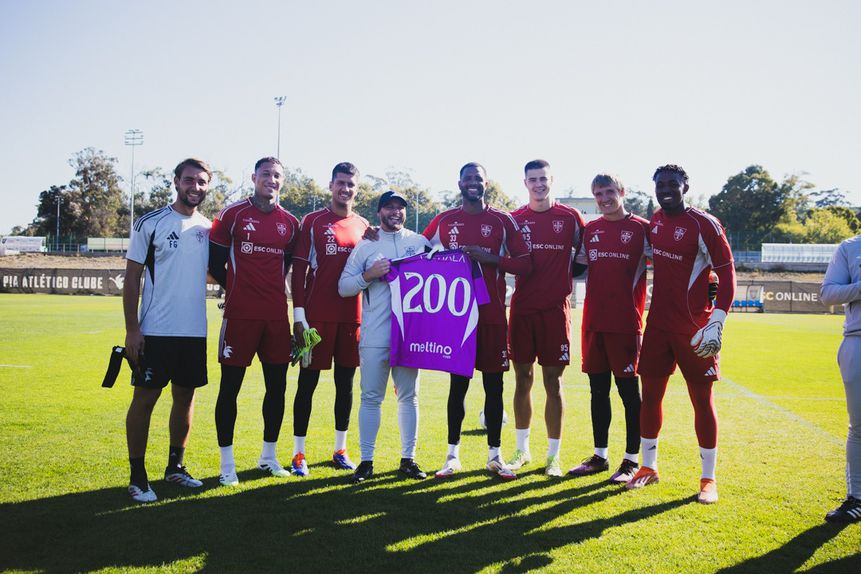 João Santos homenageado pelos 200 jogos pelo Casa Pia - Foto: Casa Pia AC