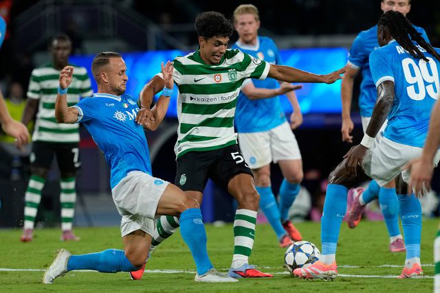 João Simões em ação frente ao Nápoles