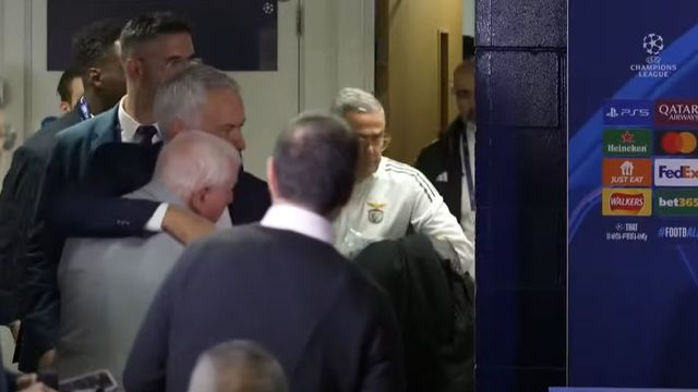 Mourinho 'mimado' em Stamford Bridge: «Onde estão os meus biscoitos?»