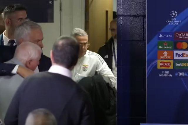 Vídeo: antigo funcionário do Chelsea reservou despedida doce a Mourinho
