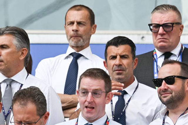 «Inimigo», «humilhação»: regresso de Figo a Barcelona é destaque em Espanha