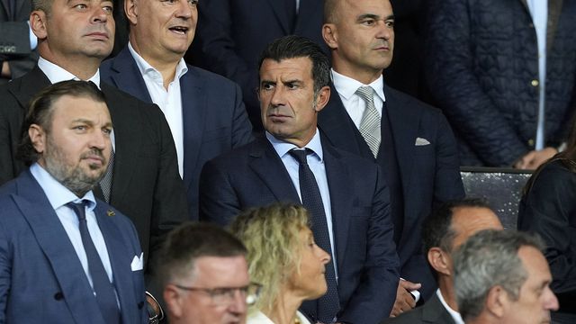 Luís Figo insultado por adeptos do Barcelona