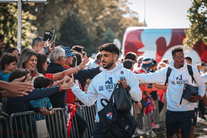 Jogadores sentem o carinho do público assim que chegam ao estádio e apoio tem continuidade durante os jogos - Foto: Gil Vicente