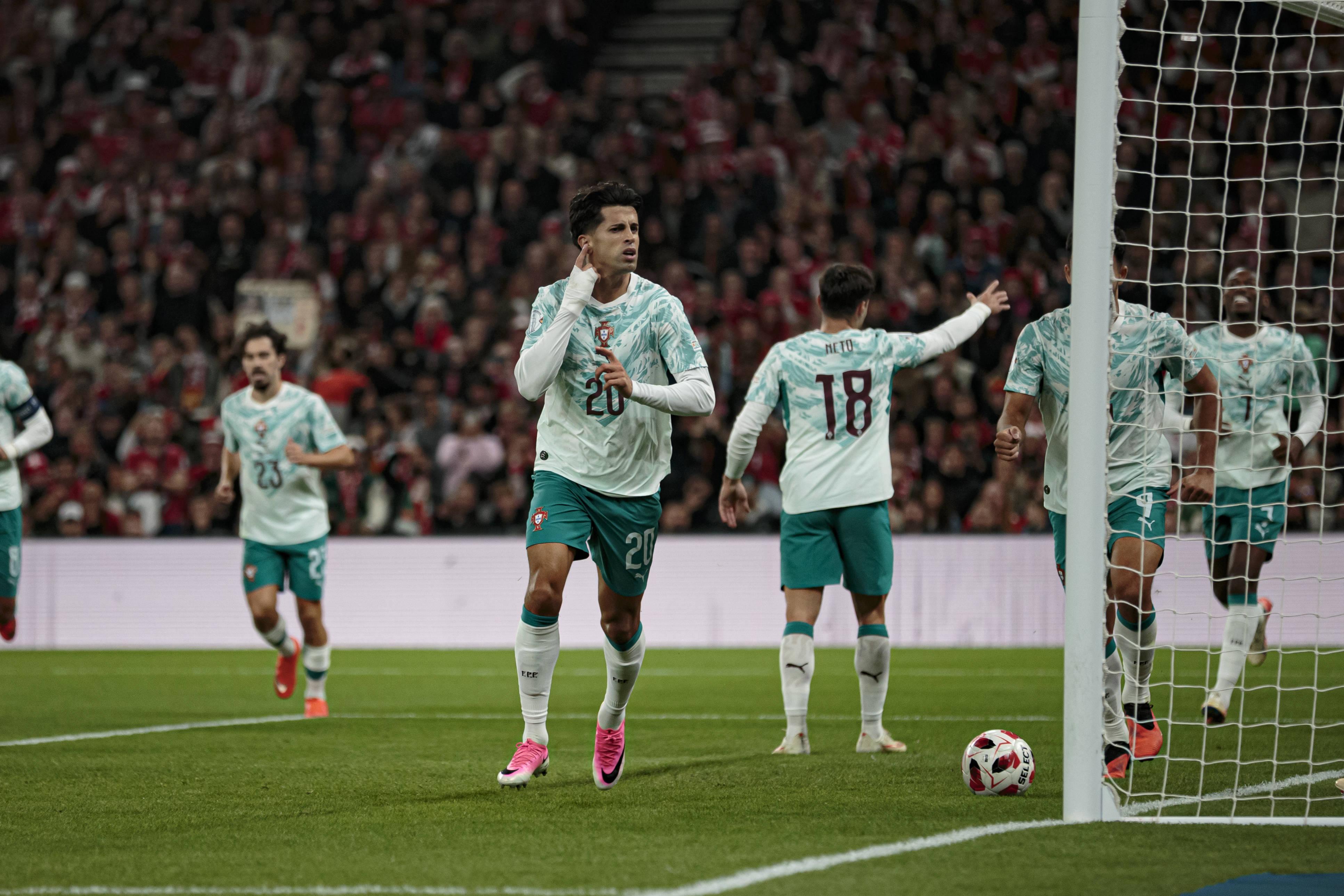 João Cancelo assinou o primeiro da partida: - Foto: IMAGO
