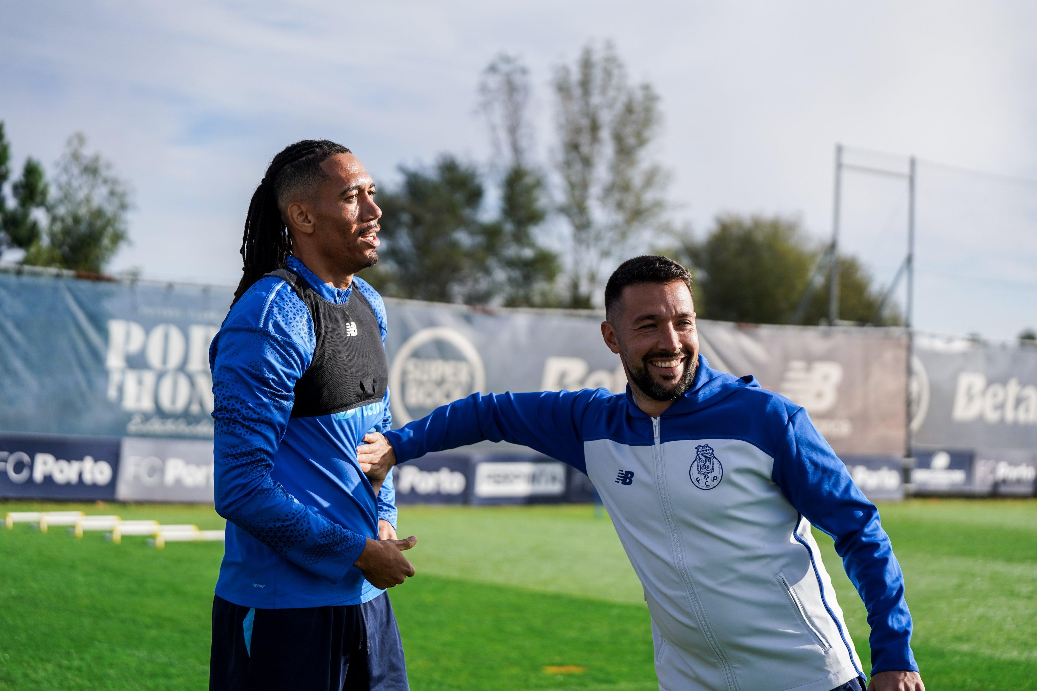 Francesco Farioli com Smalling no treino dos dragões no Olival - Foto: FC Porto