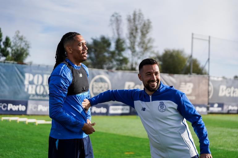 Francesco Farioli com Smalling no treino dos dragões no Olival - Foto: FC Porto