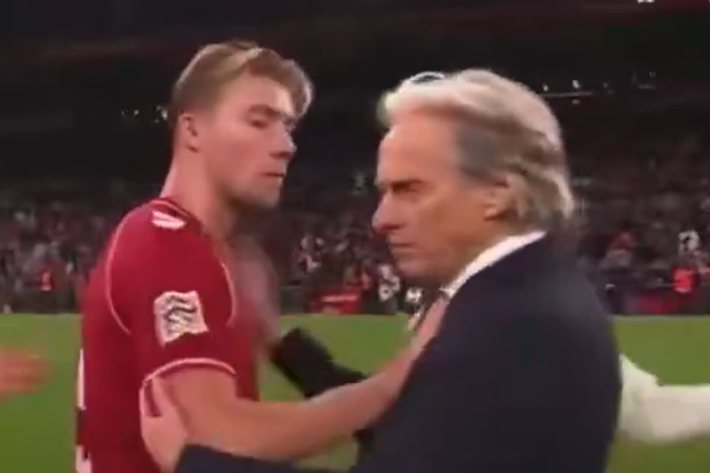 Momento entre Hojlund e Jesus, após o apito final