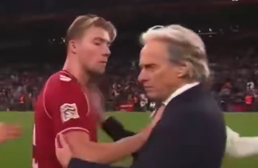 Momento entre Hojlund e Jesus, após o apito final