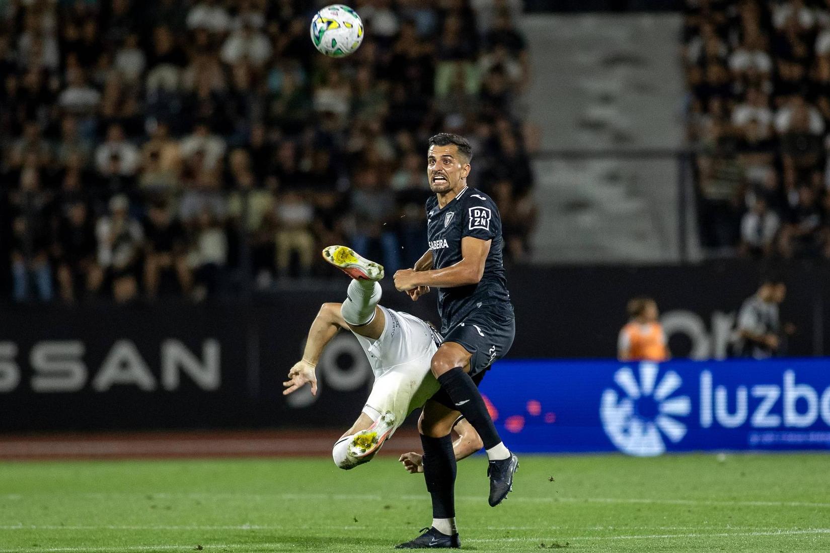 Ainda que esteja em estreia na Liga, Anthony Correia, patrão da defesa viriata, apresentou-se a ela como um já bem experiente e calejado central - Foto: IMAGO