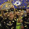 Joel Pereira a erguer o troféu da Supertaça da Polónia ao serviço do Lech Poznan, conquistada em agosto na final frente ao Górnik Zabrze (3-1) - Foto: IMAGO