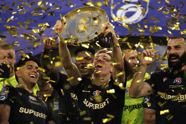 Joel Pereira a erguer o troféu da Supertaça da Polónia ao serviço do Lech Poznan, conquistada em agosto na final frente ao Górnik Zabrze (3-1) - Foto: IMAGO