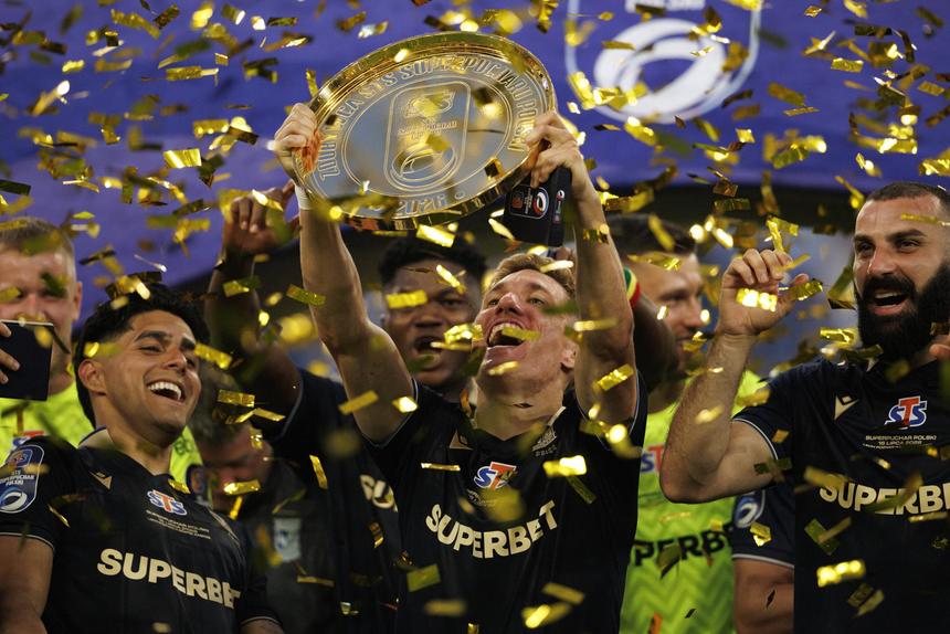 Joel Pereira a erguer o troféu da Supertaça da Polónia ao serviço do Lech Poznan, conquistada em agosto na final frente ao Górnik Zabrze (3-1) - Foto: IMAGO