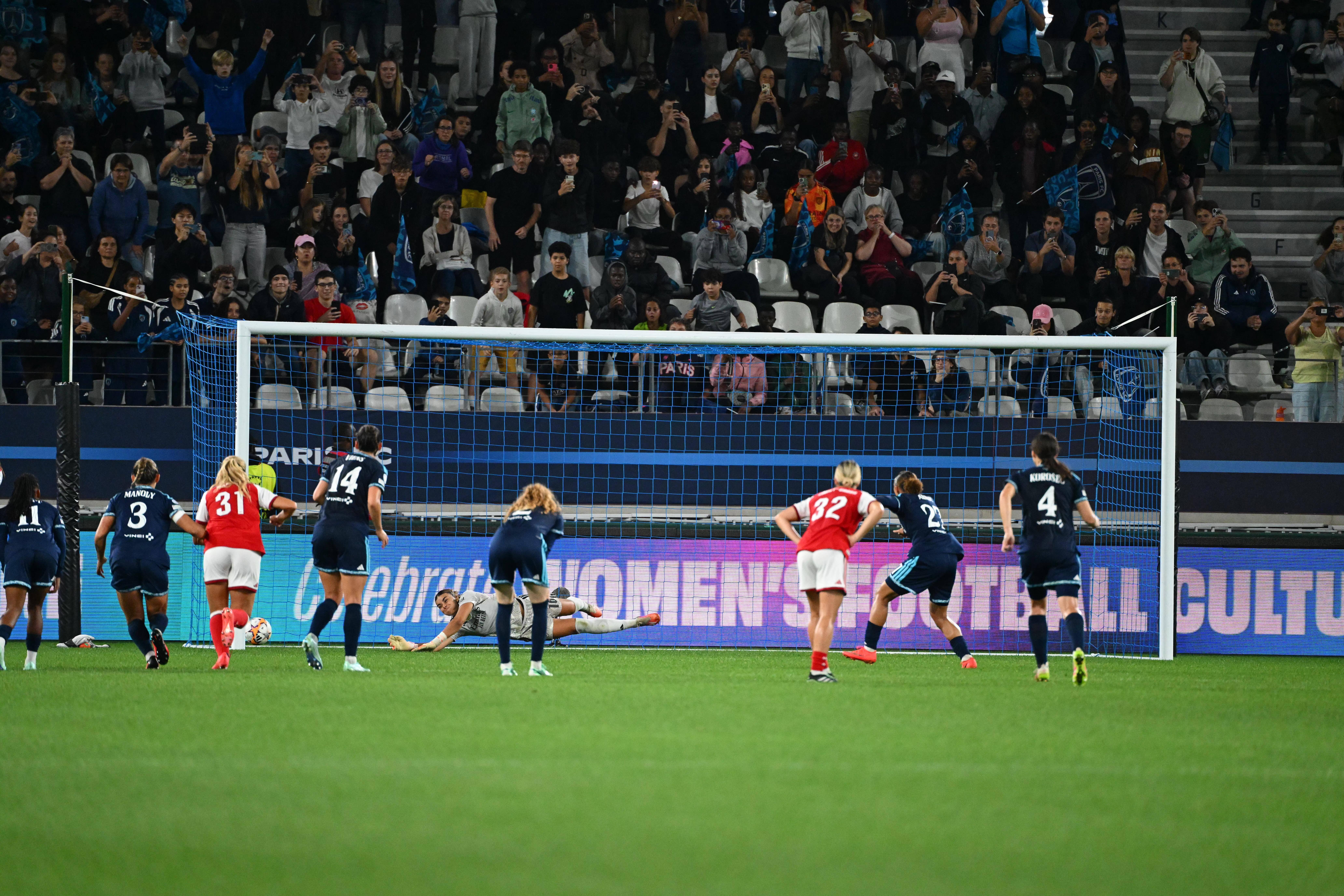 Maeline Mendy fez o empate para o Paris FC perto dos 90'