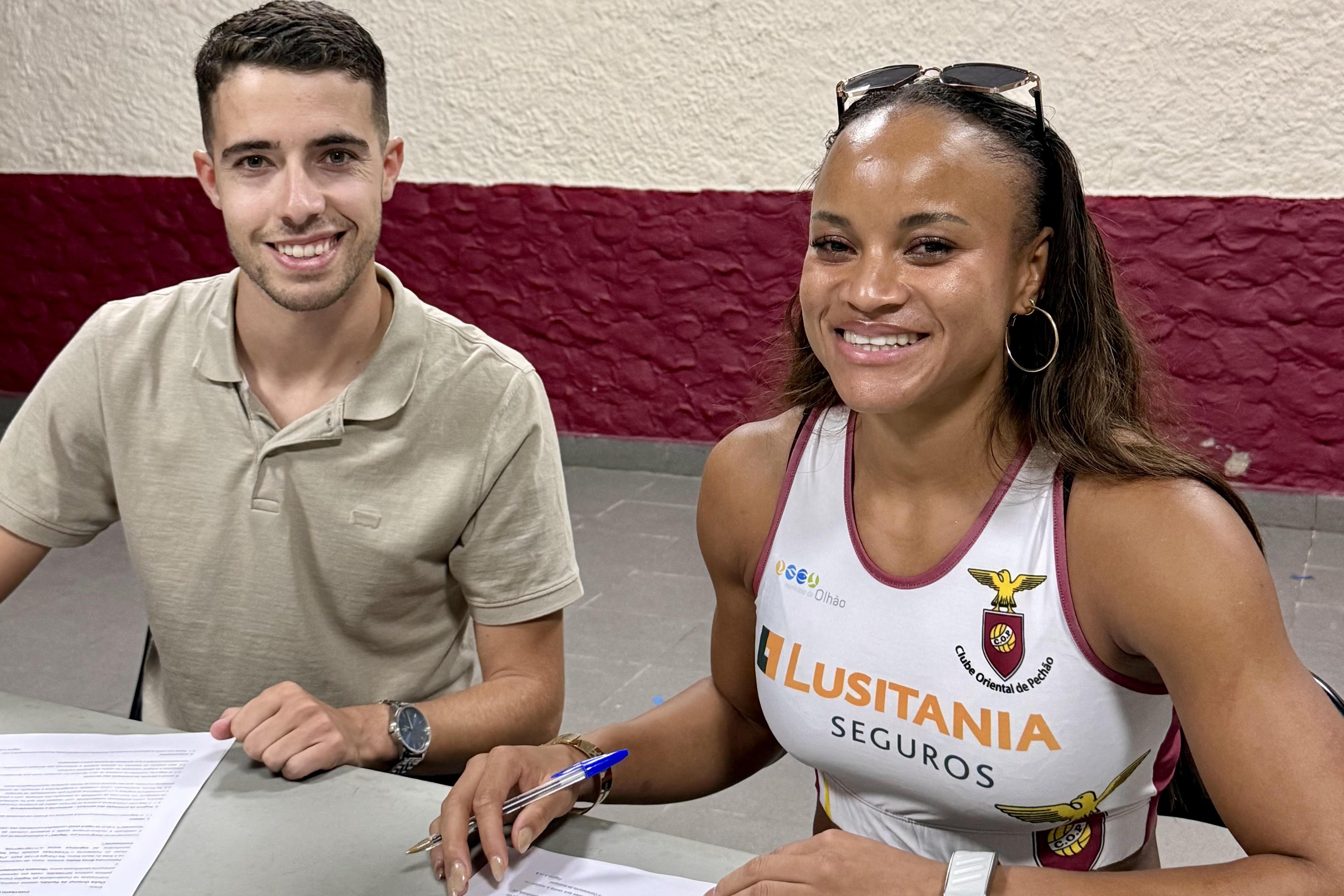 Miguel Granja e Fatoumata Diallo na assinatura do contrato por duas temporadas