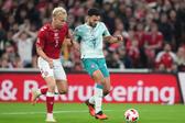 Mesmo presionado por Oliver Provstgaard, Gonçalo Ramos marca o segundo de Portugal - Foto: EPA/Sebastian Elias