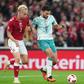 Mesmo presionado por Oliver Provstgaard, Gonçalo Ramos marca o segundo de Portugal - Foto: EPA/Sebastian Elias