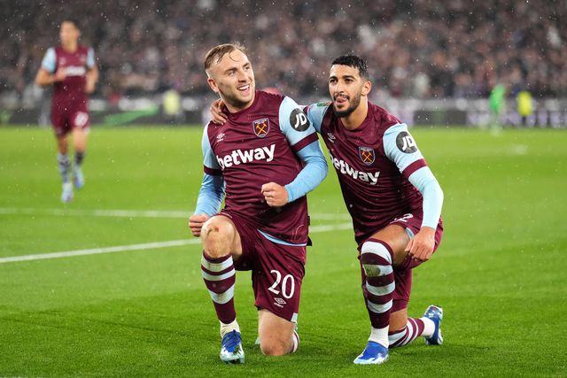 Fábio Vieira assiste na eliminação da Taça da Liga do Arsenal