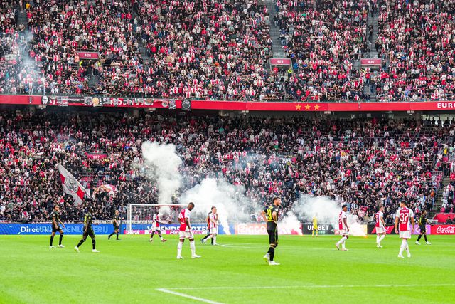 Ajax punido com multa de €25 mil e estádio parcialmente fechado