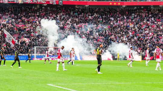 Ajax punido com multa de €25 mil e estádio parcialmente fechado