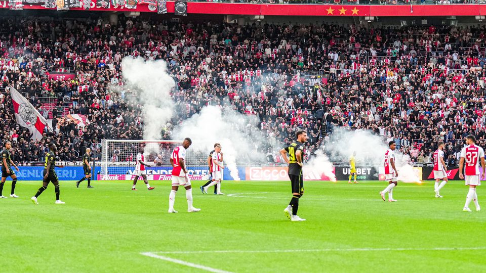 Ajax punido com multa de €25 mil e estádio parcialmente fechado