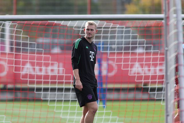 De Ligt sai do jogo do Bayern com possível lesão no joelho