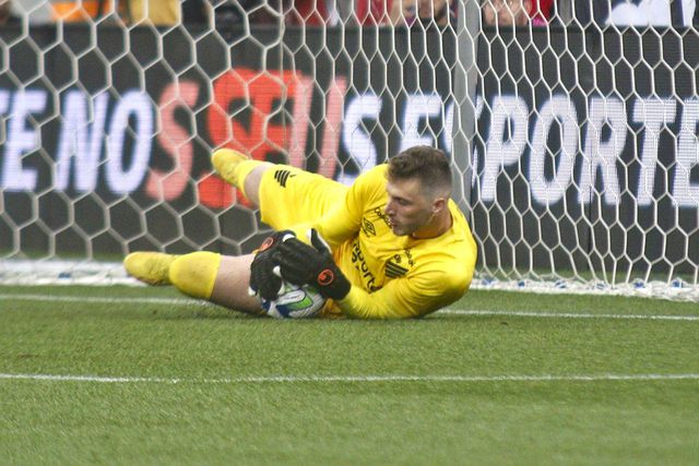 'Frango' monumental de Bento coloca Corinthians em vantagem (vídeo)
