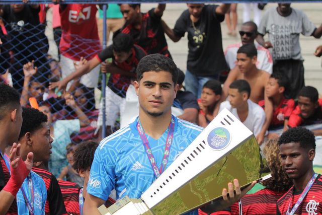 Guarda-redes do Flamengo descobre cancro após bolada nos testículos