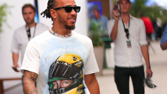 Fotos: Nota-se muito que Hamilton é fã de Senna?