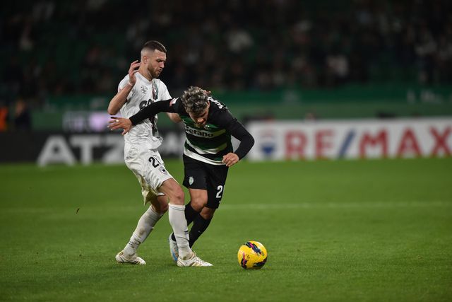 Vídeo: Maxi Araújo estreia-se a marcar pelo Sporting