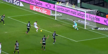 VÍDEO: falhanço inacreditável de Danilo Veiga em Alvalade