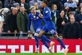 Garnacho festeja com João Pedro o golo do Chelsea ao Tottenham