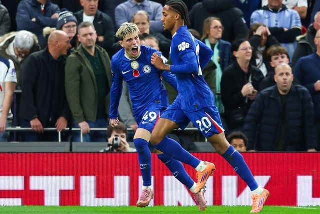 Garnacho festeja com João Pedro o golo do Chelsea ao Tottenham