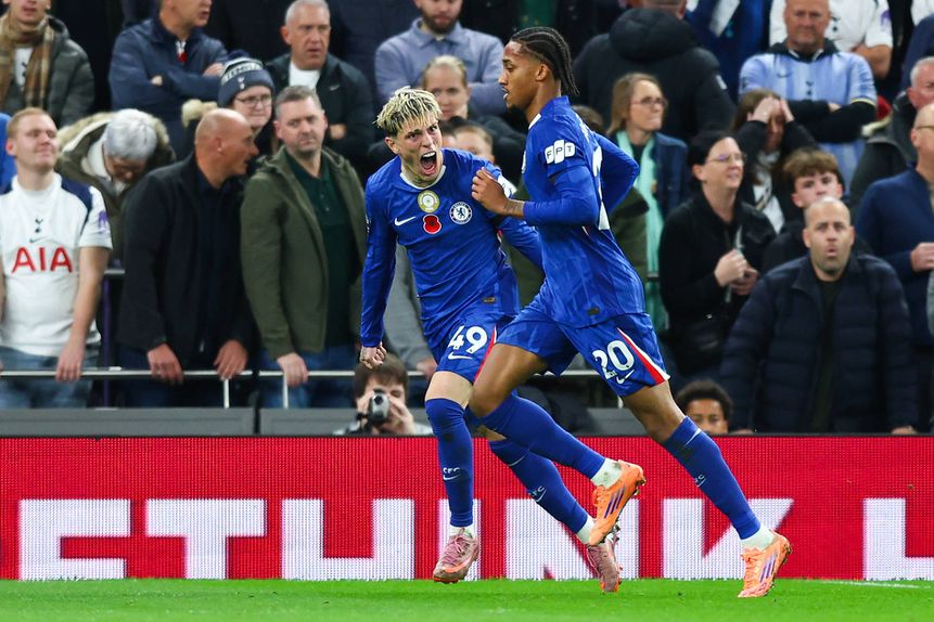 Garnacho festeja com João Pedro o golo do Chelsea ao Tottenham