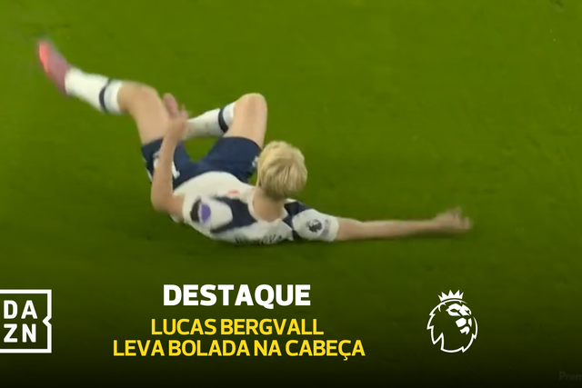 Bolada obriga jogador do Tottenham a sair de campo contra a sua vontade