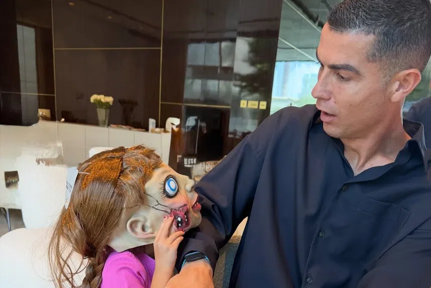 Bella Esmeralda ataca! Ronaldo treme no Halloween