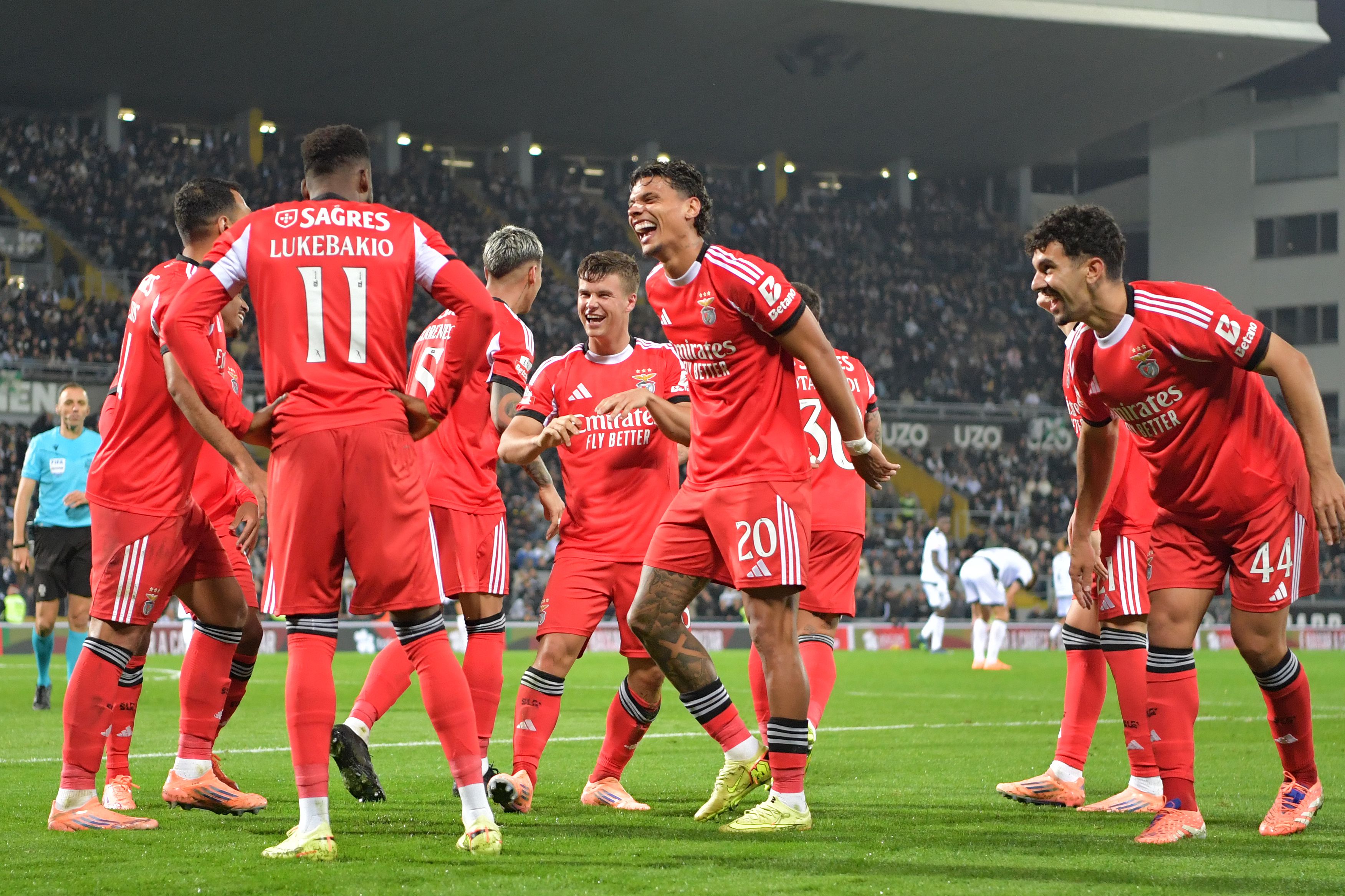Jogadores do Benfica festejam o segundo golo em Guimarães, apontado por Samuel Dahl, que se estreou a marcar — Rodrigo Ferreira/KAPTA+