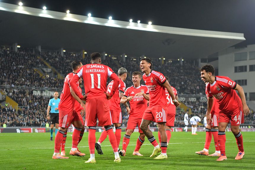 Jogadores do Benfica festejam o segundo golo em Guimarães, apontado por Samuel Dahl, que se estreou a marcar — Rodrigo Ferreira/KAPTA+