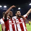 Taremi a celebrar mais um golo pelo Olympiacos com El Kaabi - Foto: Olympiacos