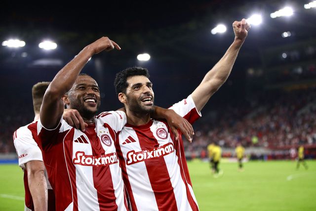 Taremi a celebrar mais um golo pelo Olympiacos com El Kaabi - Foto: Olympiacos