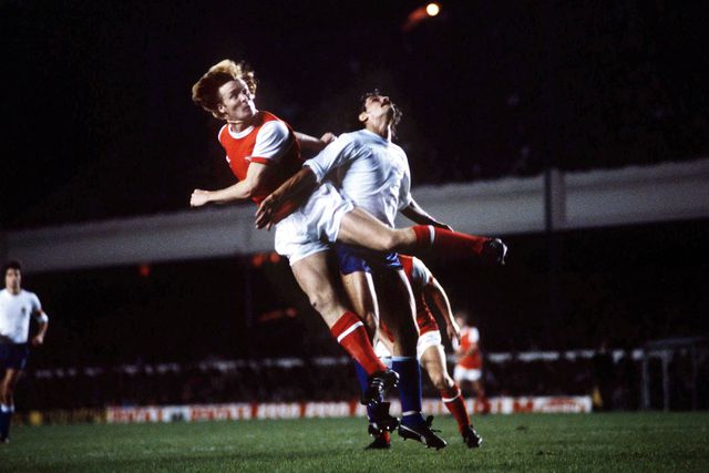 Willie Young, à esquerda, com a camisola do Arsenal