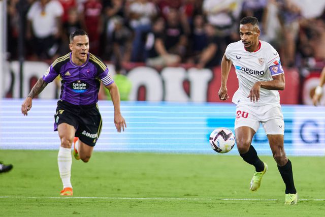 Roque Mesa com a camisola do Valladolid, num jogo frente ao Sevilha