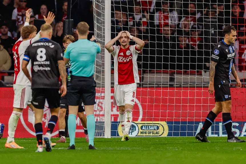 Ajax afunda! Benfica agradece e espreita