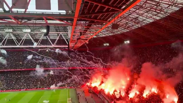 Impressionante: a homenagem dos adeptos do Ajax a um adepto falecido